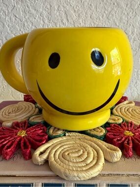 Vintage 80s Iconic Yellow Smiley Face AS SEEN ON Friends Coffee Mug Novelty Cup
